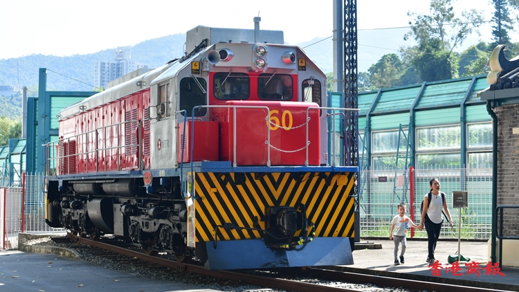 圖集｜半世紀柴油火車復修後展出 鐵路迷齊打卡感受歲月痕跡