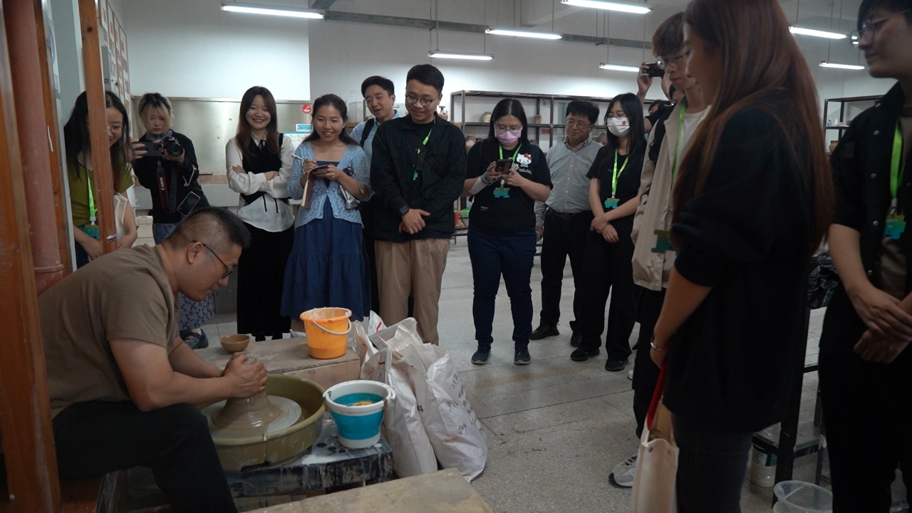香港高校學子走進蘇州工藝美院 體驗制陶魅力