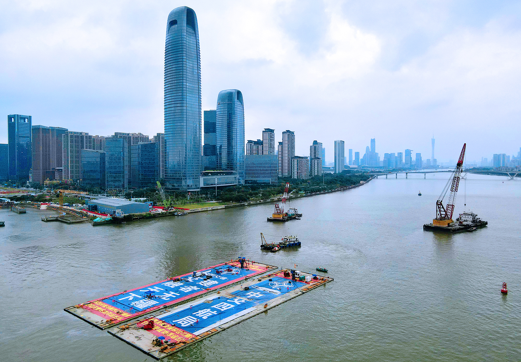 廣州會展西過江隧道項目首批沉管浮運出塢圓滿完成