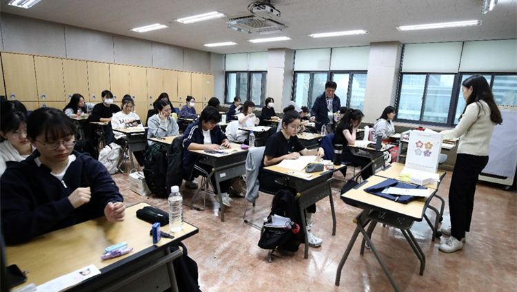 韓國舉行2024學年高考 逾五十萬人報名參考
