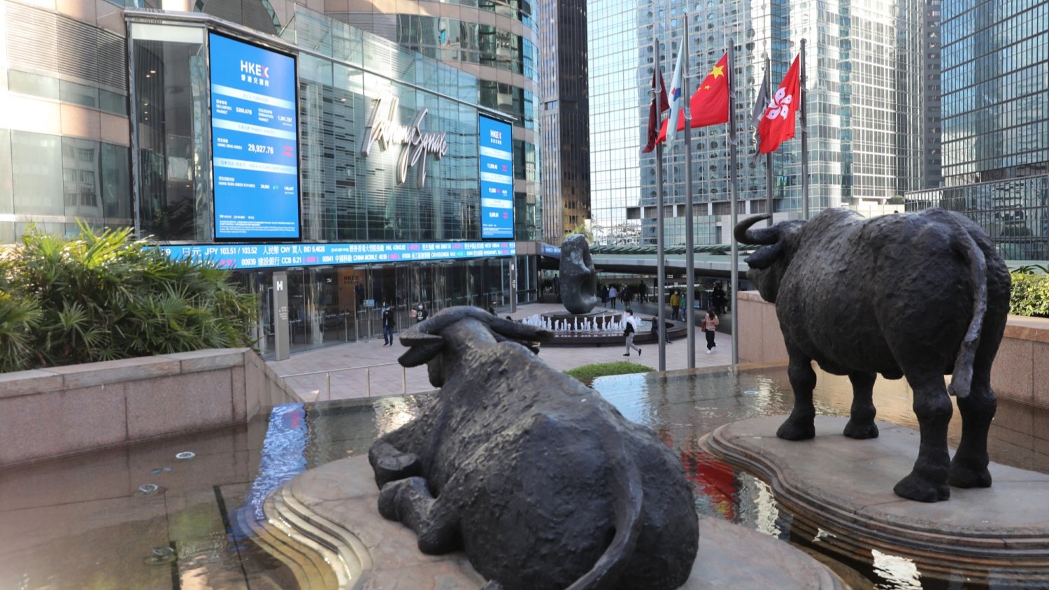 內房股普遍受捧 港股半日反彈137點