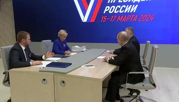 普京向俄中央選舉委員會提交自我提名總統選舉候選人材料