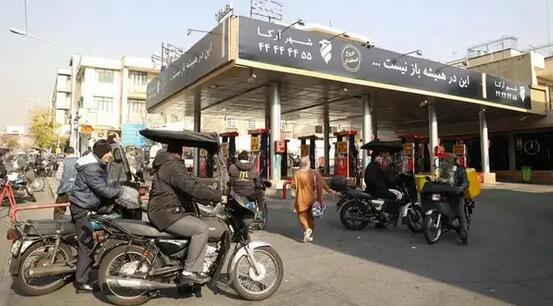 美以發動網絡攻擊 伊朗石油部長：伊朗七成加油站癱瘓
