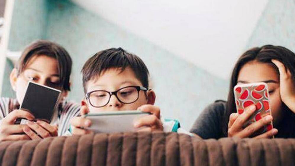 中國未成年網民規模突破1.93億 九成未成年人使用手機上網