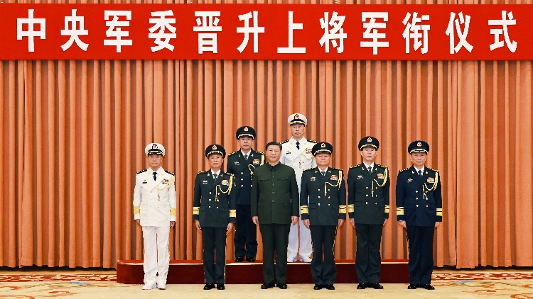 中央軍委舉行晉升上將軍銜儀式 習近平頒發命令狀並向晉銜的軍官表示祝賀