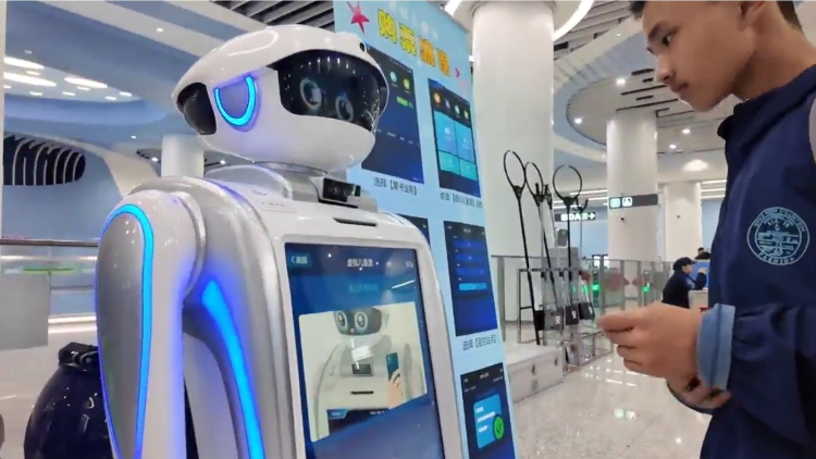 有片丨科技感十足！深圳地鐵推智能客服機器人 一機多能服務乘客