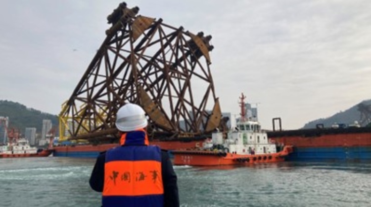 深南山海事局保障「深海一號」二期工程導管架安全拖帶出港