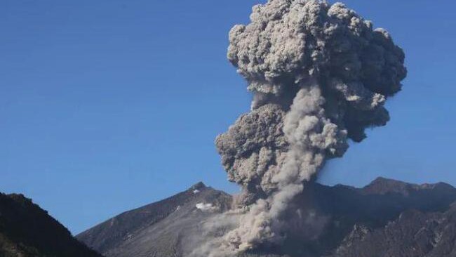 日本鹿兒島縣一座火山頻繁噴發 煙柱高達700米