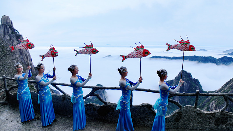 龍騰魚躍迎客來 黃山之巔過大年