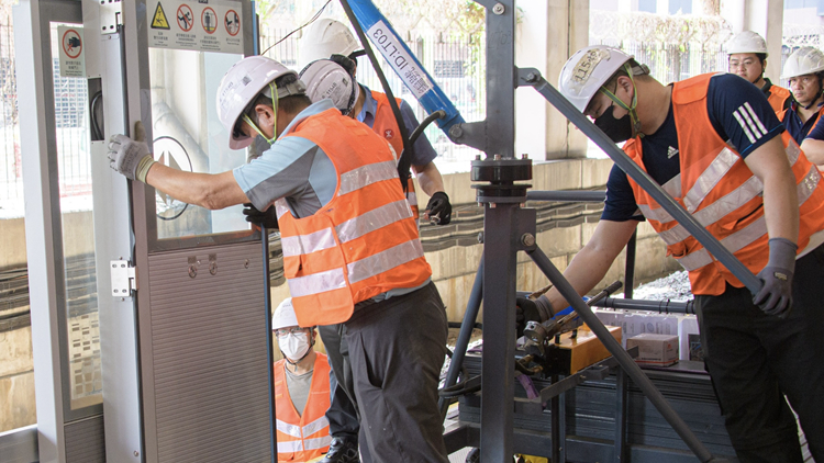 東鐵線粉嶺站安裝自動月台閘門 港鐵預計今年完成9個車站安裝工作