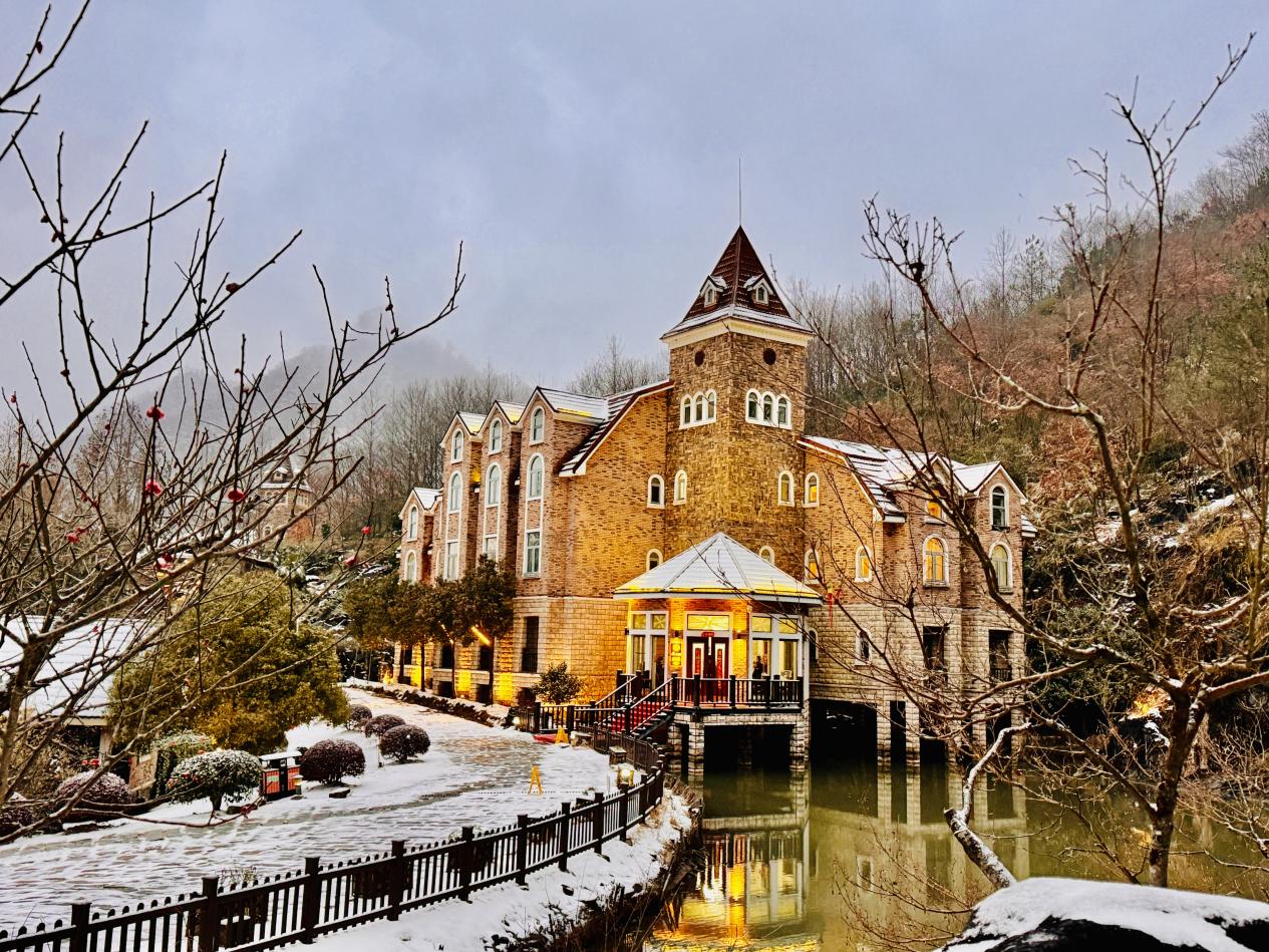城堡酒店成童話世界    皖黃山區「雪景經濟」升溫