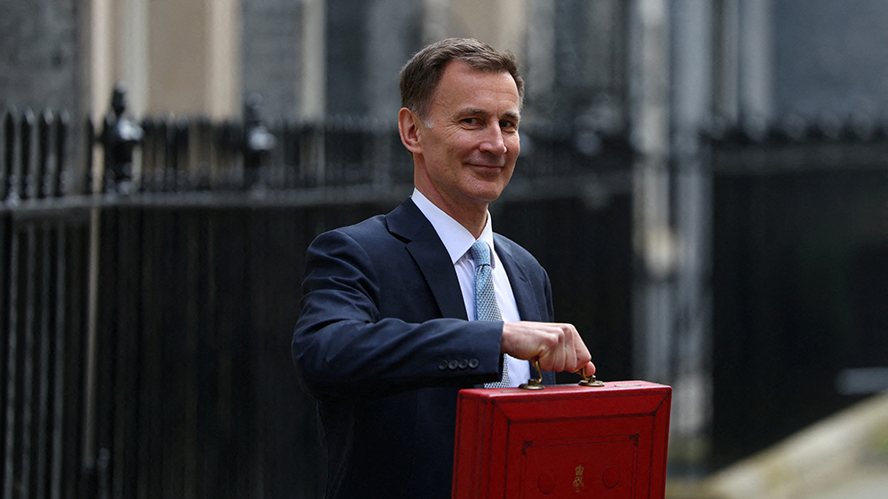 英國財相公布預算案 下調國民保險費供款2個百分點 