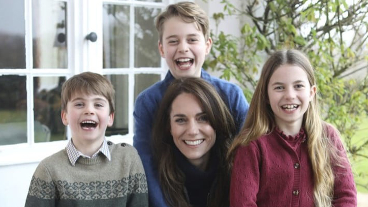 英國王室發放凱特手術出院後首張照片 笑容滿面與三子女合照