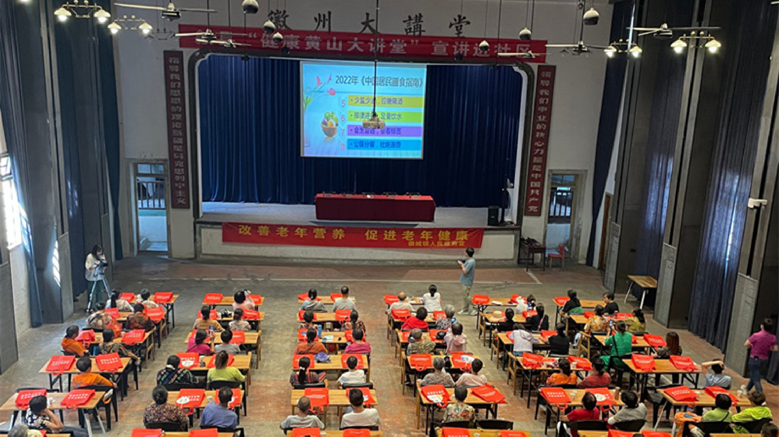 有片│四川綿陽一高校放假7天 送春假禮包支持學子去賞花戀愛