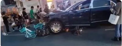 成都邁巴赫闖入非機動車道致2死2傷  現場視頻：司機手腳舞動舉止怪異