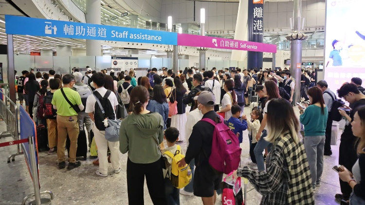 西九龍高鐵站返內地旅客人流下午起增多