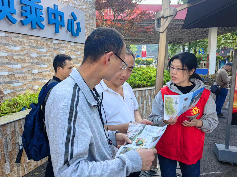 皖黃山區：「青」心繪就志願紅 溫情添彩小長假