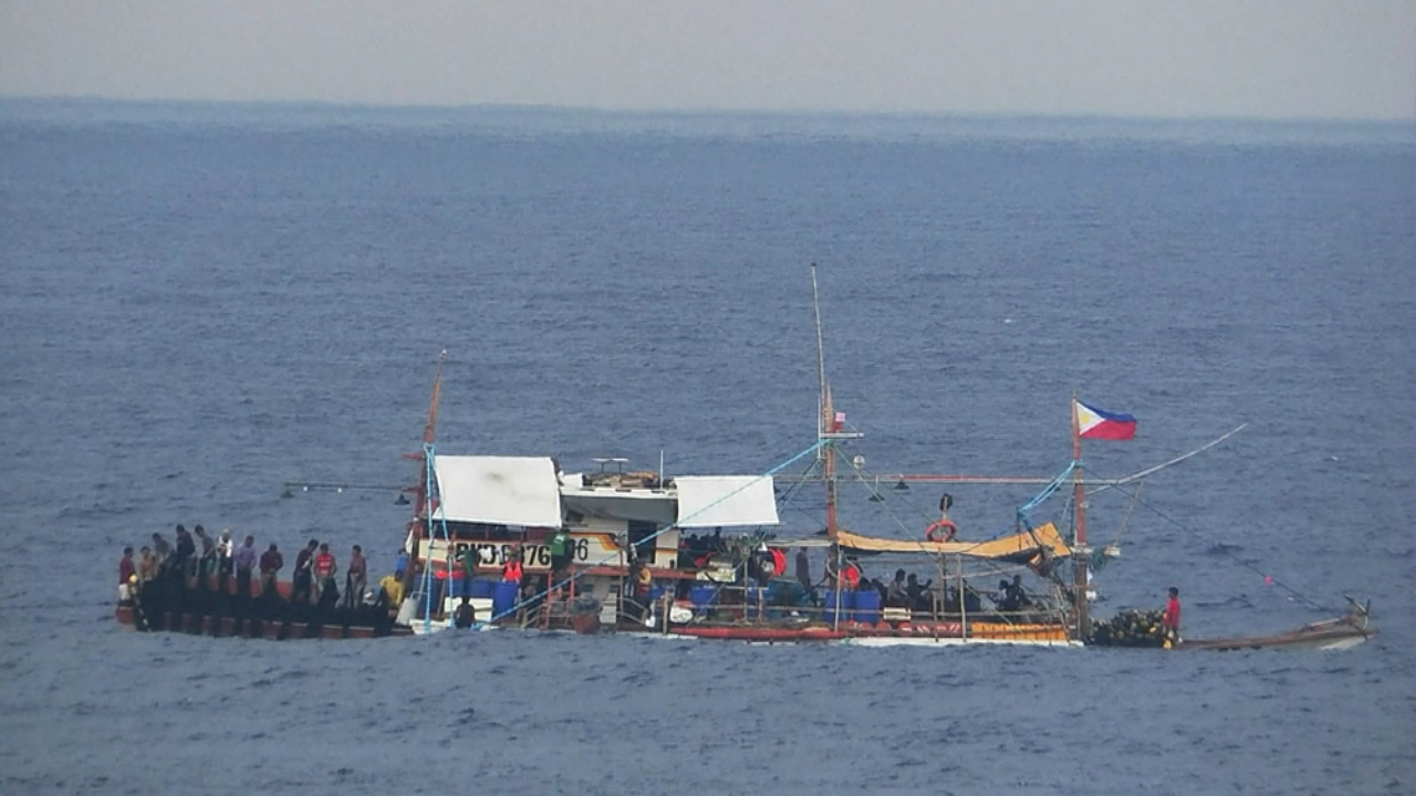有片丨菲律賓多艘船隻在黃岩島鄰近海域非法聚集 中國海警現場管制