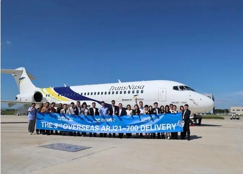 首單人民幣跨境結算國產飛機ARJ21抵達印尼 
