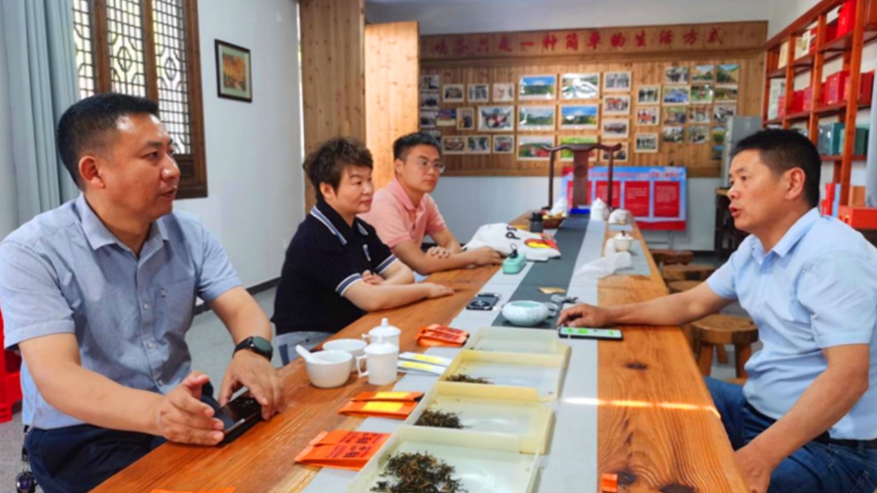 皖黟縣洪星：溫馨「敲門」 助企發展