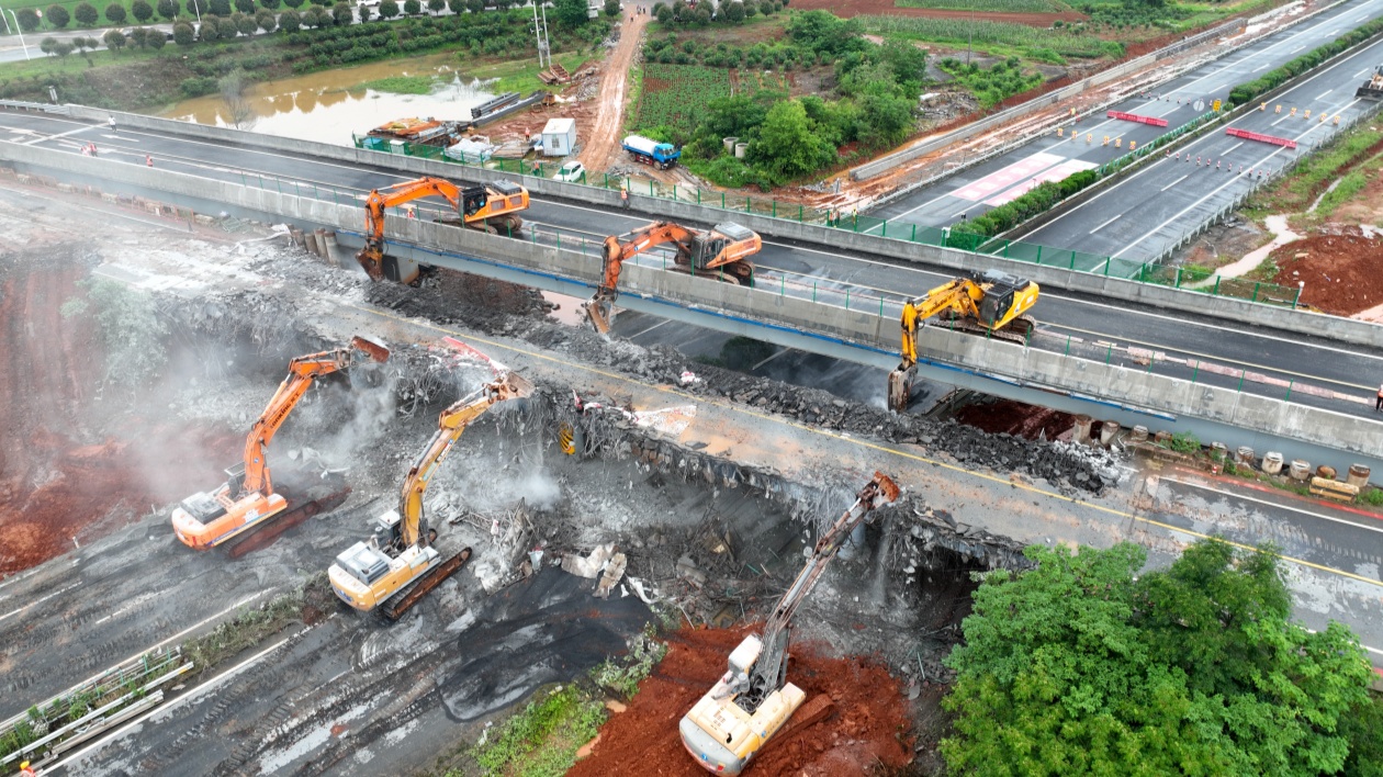 江西：S69樟吉高速改擴建項目封閉23小時  8座上跨橋梁拆除完成