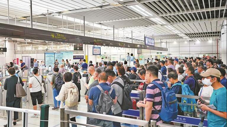 深圳灣口岸出入境人員超1600萬人次 同比上升近九成