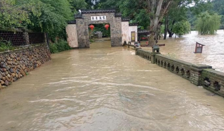 福建南平多地發布暴雨紅色預警 閩贛兩省部分列車停運
