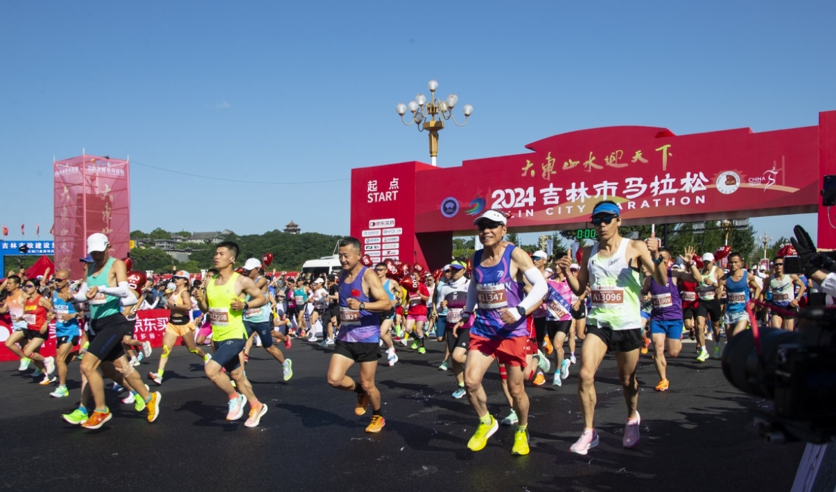 三萬跑者在吉林市松花江畔展現「吉馬」魅力、領略江城風采