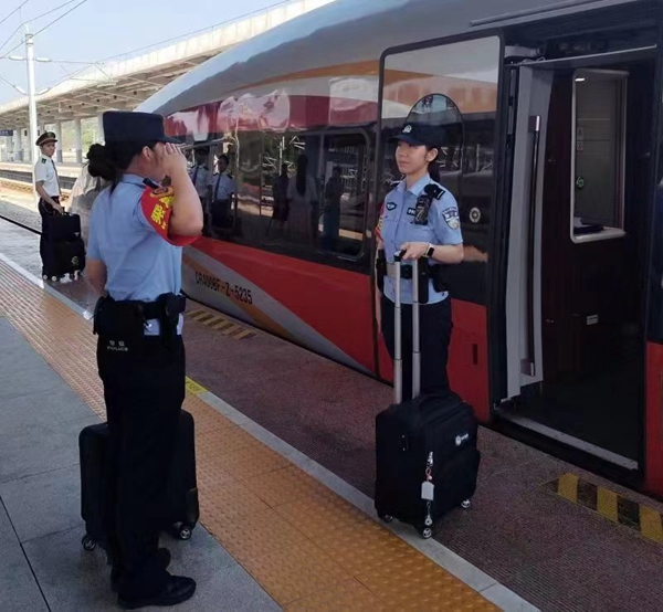 懷鐵乘警全力護航首趟香港西九龍開往張家界西的高鐵列車