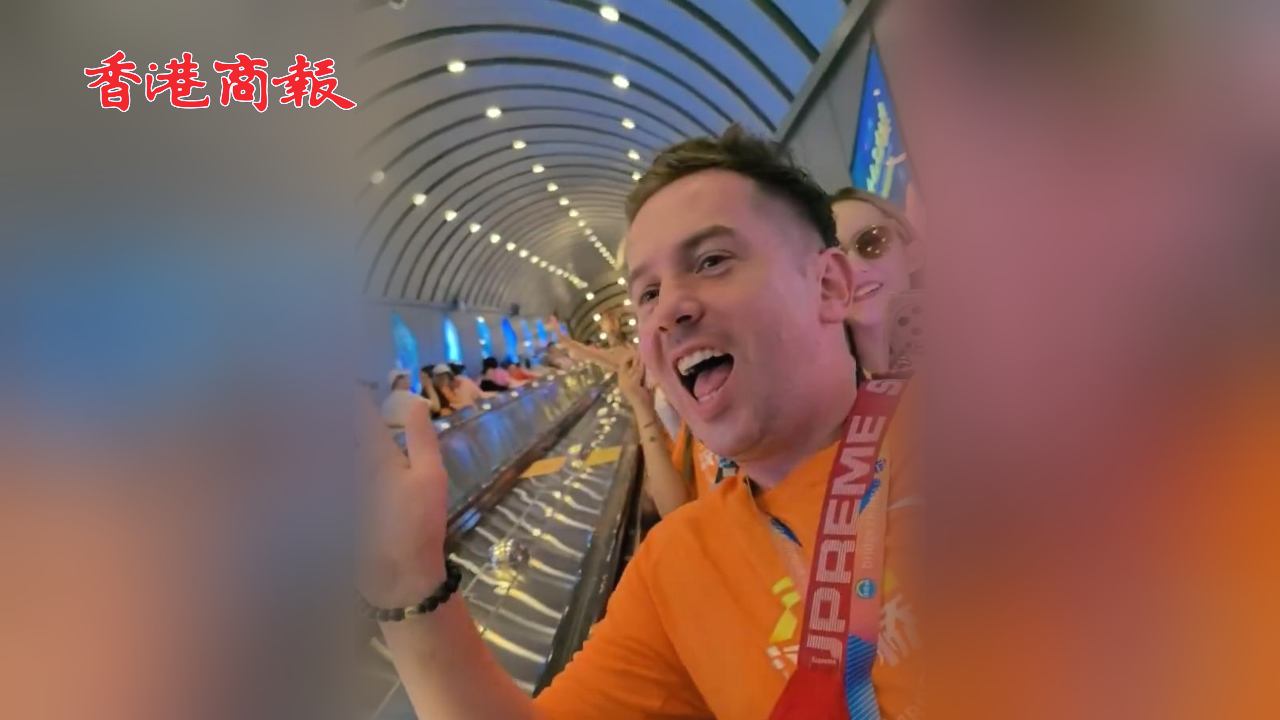 有片丨「感受到中國人的熱情！」天門山897米扶梯喜相逢 中外遊客用普通話问候並擊掌