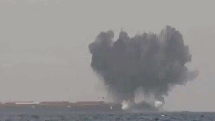 也門胡塞武裝公布在紅海擊沉貨輪的畫面