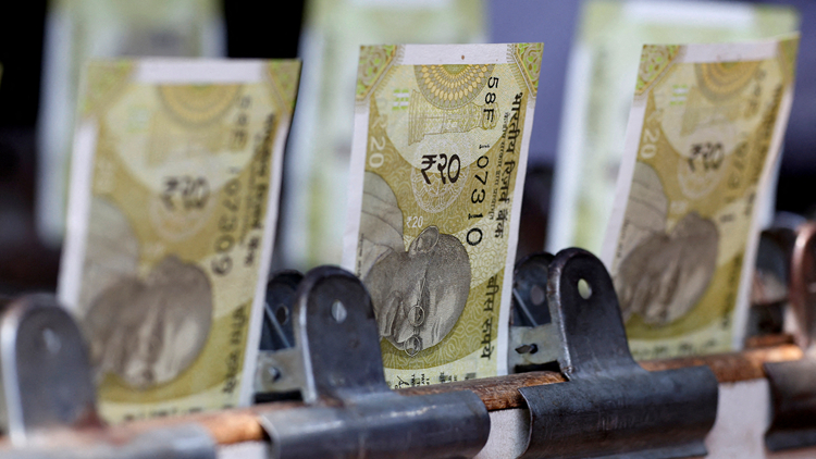 受強美元衝擊 印度盧比一度跌至83.67 歷史新低
