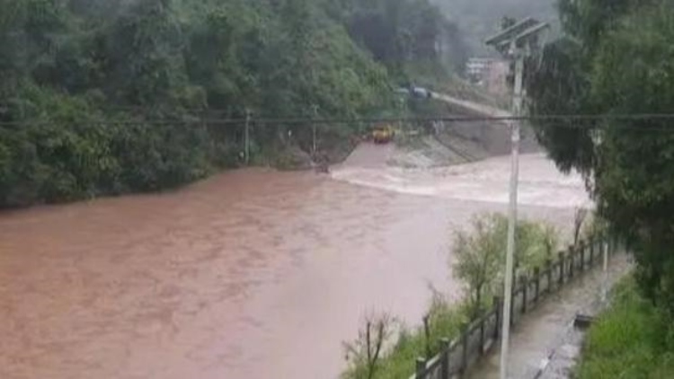 重慶9個區降下大暴雨 6條河流出現超警戒水位洪水
