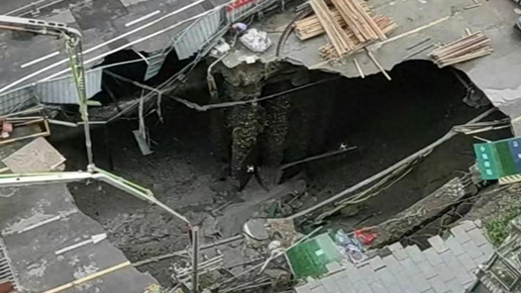 成都在建地鐵13號線錦里西路附近路面坍塌，無人員傷亡報告