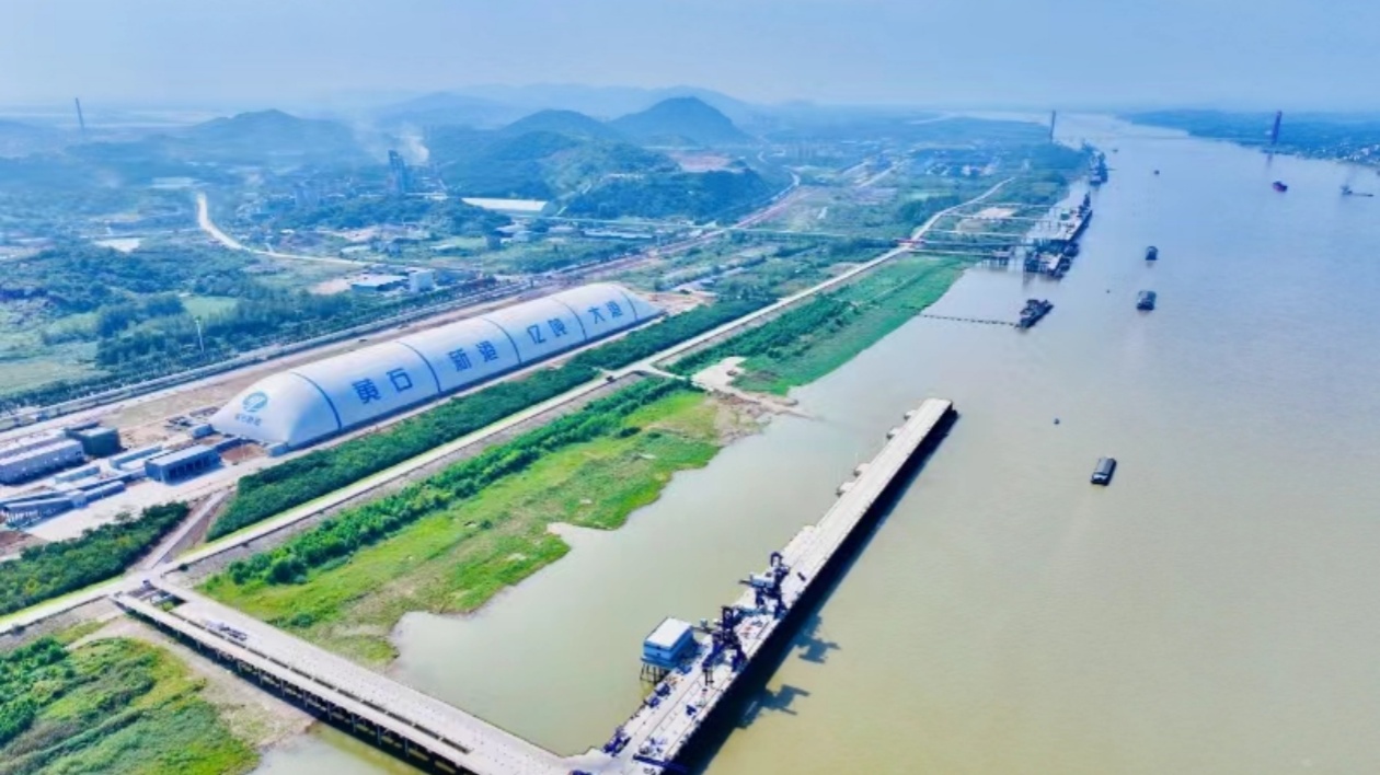 長江中上游首個全封閉氣膜散貨堆場正式交工驗收