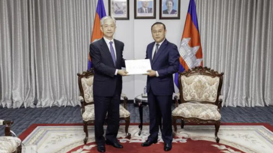 中國新任駐柬埔寨大使汪文斌向柬方遞交國書副本