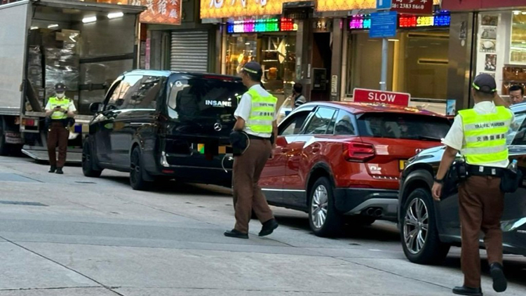 警方九龍城打擊交通違例 拖走10車