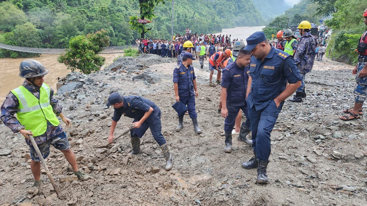 尼泊爾山體滑坡致12死65失蹤