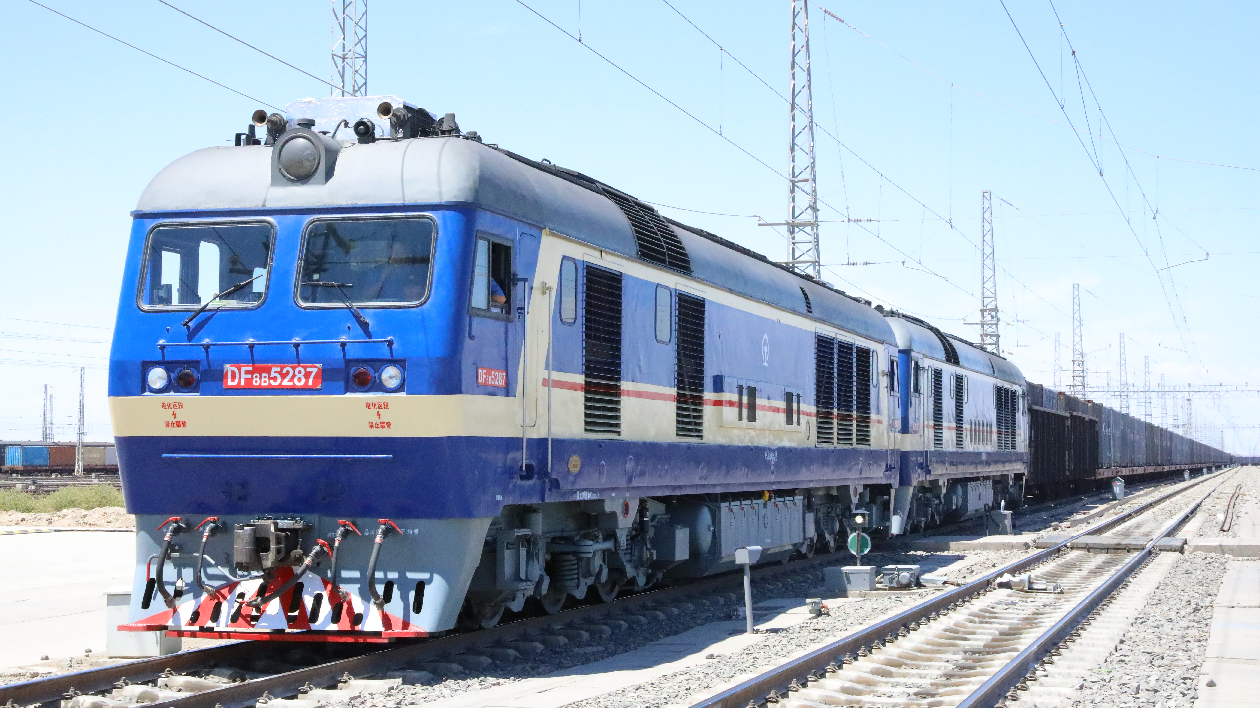 臨哈鐵路哈密東至梧桐水段開行萬噸列車試驗成功