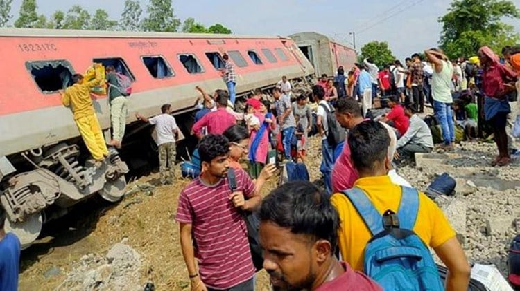 印度列車脫軌致4人遇難 乘客回憶「驚魂一刻」