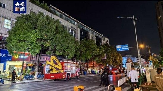 雲南昆明一廣告牌墜落致3死7傷 相關責任人已被警方控制