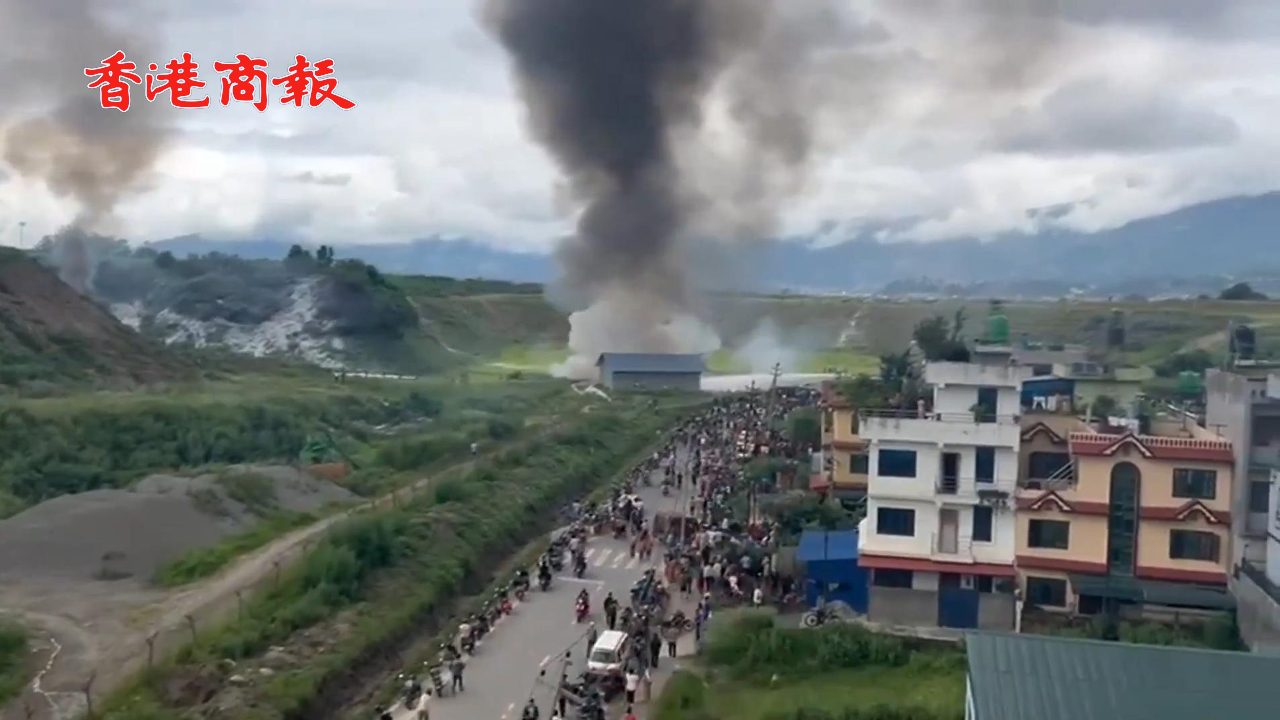 有片丨突發！尼泊爾媒體：一架載有19人的飛機在加德滿都特里布萬機場墜毀