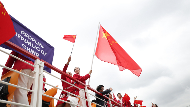 有片｜中國紅驚艷巴黎奧運會 國家隊乘船進場