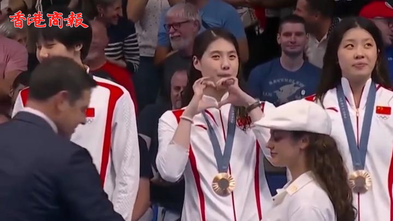 有片丨中國游泳隊收獲巴黎奧運會首枚獎牌 張雨霏賽後比心太甜了！