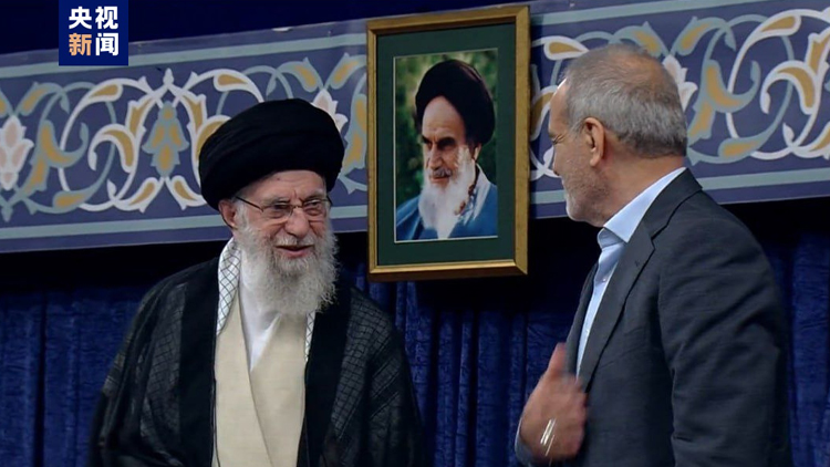 伊朗最高領袖向佩澤希齊揚頒發總統任命函