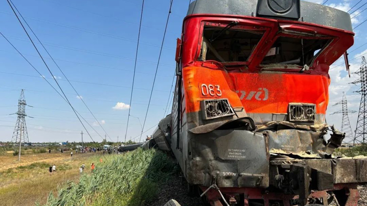 俄羅斯一火車與一貨車相撞 火車8節車廂脫軌