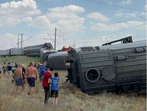 一客運列車與卡車相撞後脫軌　百餘人受傷 
