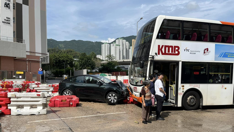 新蒲崗彩虹道Tesla撞九巴 2人受傷