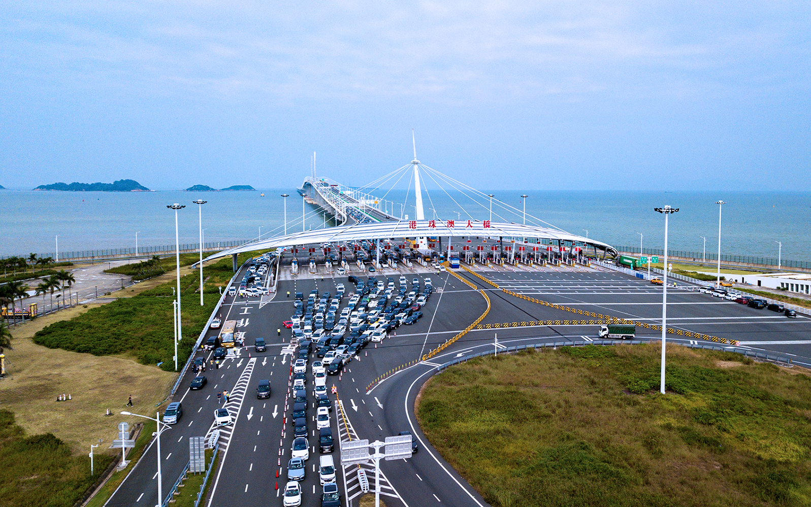 港珠澳大橋珠海公路口岸重陽節迎車輛出境高峰