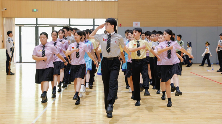 港深學子同升一面旗 共抒愛國情